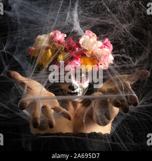 Giovane bella ragazza con messicano tradizionale maschera di morte. Calavera Catrina. Cranio di zucchero trucco, donna invitante per il web Foto Stock