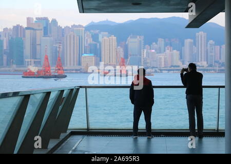 Hong Kong, Hong Kong - 28 Novembre 2017: turisti scattare foto dello skyline della città al porto di Victoria Foto Stock