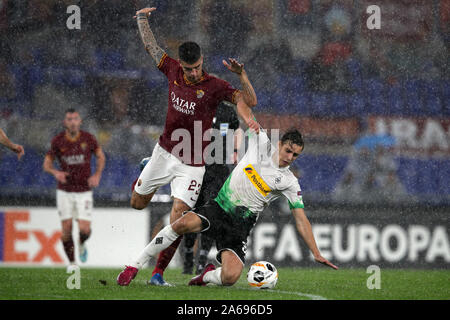 Roma, Italia. 25 ott 2019. Roma 24/10/2019 Stadio Olimpico di Europa League AS Roma vs Borussia Moenchengladbach Gianluca Mancini ( Roma ) e Florian Neuhaus ( Monchengladbach ) come Roma e Borussia Moenchengladbach anche il terzo turno di Europa League da 1-1 (foto di Giuseppe Fama/Pacific Stampa) Credito: Pacific Press Agency/Alamy Live News Foto Stock