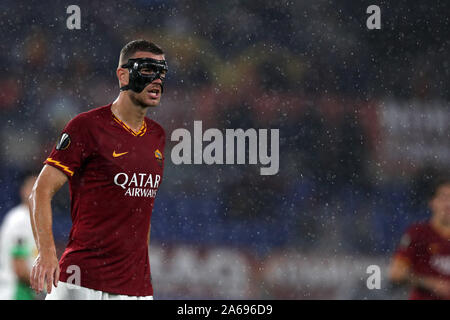 Roma, Italia. 25 ott 2019. Roma 24/10/2019 Stadio Olimpico di Europa League AS Roma vs Borussia Moenchengladbach Edin Dzeko ( Roma ) come Roma e Borussia Moenchengladbach anche il terzo turno di Europa League da 1-1 (foto di Giuseppe Fama/Pacific Stampa) Credito: Pacific Press Agency/Alamy Live News Foto Stock