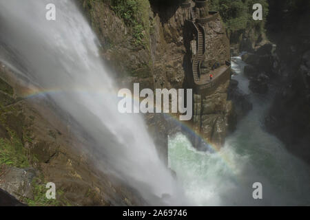 Illuminazione arcobaleno nello splendido Paílón Del Diablo cascata, Baños de Agua Santa, Ecuador Foto Stock