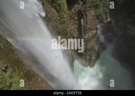 Illuminazione arcobaleno nello splendido Paílón Del Diablo cascata, Baños de Agua Santa, Ecuador Foto Stock