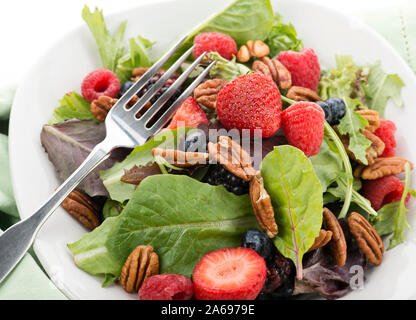 Molla di fresche foglie di insalata con frutti di bosco e arachidi,Close Up Foto Stock