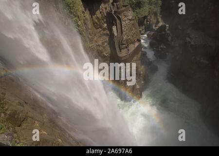 Illuminazione arcobaleno nello splendido Paílón Del Diablo cascata, Baños de Agua Santa, Ecuador Foto Stock