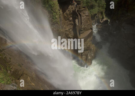 Illuminazione arcobaleno nello splendido Paílón Del Diablo cascata, Baños de Agua Santa, Ecuador Foto Stock