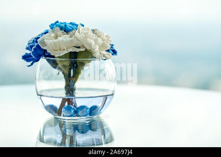 Blu e bianco orchidee in un vaso sul tavolo, una bellissima disposizione dei fiori in ufficio Foto Stock