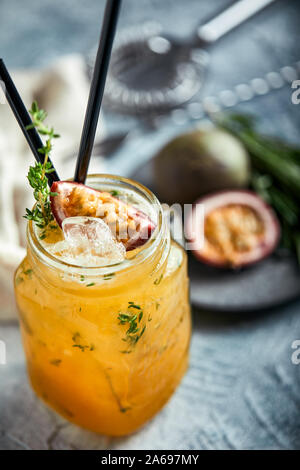 Freschi cocktail tropicale con Orange, pesca e frutto della passione. Foto Stock