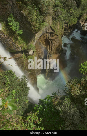 Illuminazione arcobaleno nello splendido Paílón Del Diablo cascata, Baños de Agua Santa, Ecuador Foto Stock