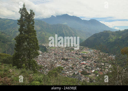 Vista della città di Baños de Agua Santa, Ecuador Foto Stock