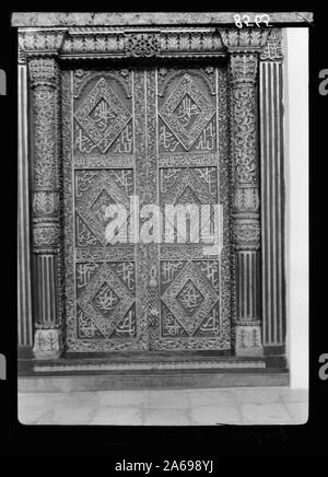 Zanzibar. Elegantemente intagliato porta araba, nell'ex palazzo del Sultano Foto Stock