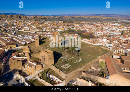 Veduta aerea del castello di Guadix e città sotto la Sierra Nevada è Andalusia Spagna Foto Stock