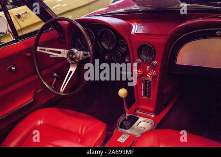 Punta Gorda, Florida, Stati Uniti d'America - 13 Ottobre 2019: Rosso 1965 Chevrolet Corvette visualizzati al muscolo auto del museo della città. Uso editoriale Foto Stock