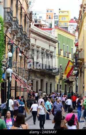 Scena di strada a Guanajuato, Messico. Folla che cammina per le strade coloniali spagnole. Foto Stock