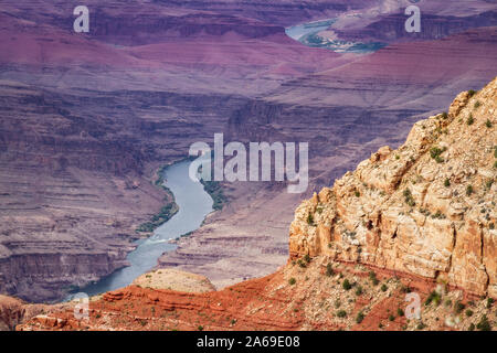 Il fiume Colorado serpenti attraverso il Grand Canyon Foto Stock