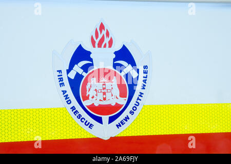 NSW Fire e logo di salvataggio sul lato di un incendio del motore. Foto Stock