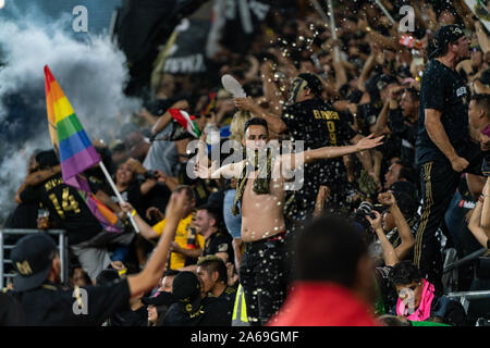 Los Angeles, Stati Uniti d'America. 24 ott. 2019. Ventole LAFC celebrare il primo obiettivo del gioco nella Western Conference semifinale. Credito: Ben Nichols/Alamy Live News Foto Stock