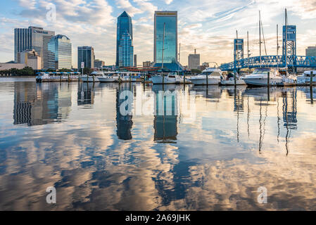 Sunrise riverfront vista del centro di Jacksonville skyline lungo il fiume del St Johns a Jacksonville, in Florida. (USA) Foto Stock