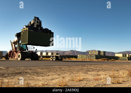 Un contraente da parte degli Stati Uniti Army Medical Materiel Agenzia prepara un contenitore per il movimento a Sierra Army Depot, California, durante gli Stati Uniti il comando delle forze (FORSCOM) Emergenza Medica Deployment Readiness Esercizio (EDRE), Ottobre 22, 2019. FORSCOM chiamato EDRE su 18 Ottobre per testare la capacità di varie unità mediche di avviso, richiamo, e distribuire in condizioni di emergenza. Foto Stock