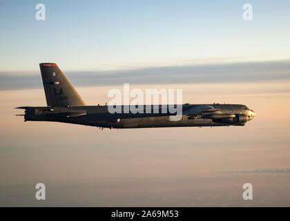 Un U.S. Air Force B-52H Stratofortress assegnato per la 96Bomb Squadron vola in formazione durante il bomber Task Force Europa 20-1, Ottobre 23, 2019, sopra il Mar Baltico. Bombardieri strategici contribuiscono alla stabilità nel teatro europeo, in quanto sono destinati a scoraggiare il conflitto piuttosto che istigano, dimostrando la credibilità delle forze degli Stati Uniti per affrontare l'attuale la sicurezza globale. (U.S. Air Force foto di Airman 1. Classe Duncan C. Bevan) Foto Stock