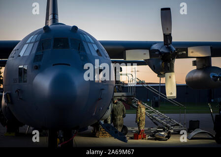 Membri della 179th Airlift Wing gruppo Manutenzione lavoro sul C-130H Hercules nelle prime ore del mattino presso il 179th Airlift Wing, Mansfield, Ohio, come parte delle normali operazioni, Ottobre 23, 2019. Il 179th Airlift Wing è sempre su una missione di essere la prima scelta per rispondere a lo stato federale e le missioni con un team di fiducia degli avieri. (U.S. Air National Guard foto di Tech. Sgt. Joe Harwood) Foto Stock