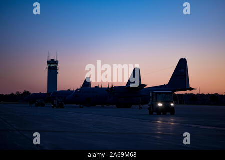 Membri della 179th Airlift Wing gruppo Manutenzione lavoro sul C-130H Hercules nelle prime ore del mattino presso il 179th Airlift Wing, Mansfield, Ohio, come parte delle normali operazioni, Ottobre 23, 2019. Il 179th Airlift Wing è sempre su una missione di essere la prima scelta per rispondere a lo stato federale e le missioni con un team di fiducia degli avieri. (U.S. Air National Guard foto di Tech. Sgt. Joe Harwood) Foto Stock