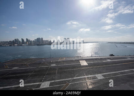 190919-N-VW723-0011 OCEANO PACIFICO (sett. 19, 2019) La vista del San Diego skyline, USS Midway e Coronado Bridge come si vede dal ponte di volo della portaerei USS Nimitz CVN (68). Nimitz è attualmente in corso di conduzione delle operazioni di routine. (U.S. Foto di Marina di Massa Specialista comunicazione marinaio Keenan Daniels) Foto Stock