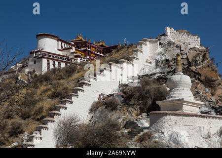 Piccolo stupa buddisti o chorten sotto la Mezza Luna torre sul angolo sud-ovest del palazzo del Potala a Lhasa, in Tibet, un sito Patrimonio Mondiale dell'UNESCO. Foto Stock