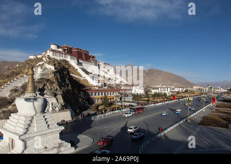 Il Pardo Kaling chorten o stupa di fronte al palazzo del Potala, ex palazzo invernale del Dalai Lama a Lhasa, in Tibet. Un sito Patrimonio Mondiale dell'UNESCO. Foto Stock