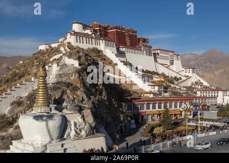 Il Pardo Kaling chorten o stupa di fronte al palazzo del Potala, ex palazzo invernale del Dalai Lama a Lhasa, in Tibet. Un sito Patrimonio Mondiale dell'UNESCO. Foto Stock