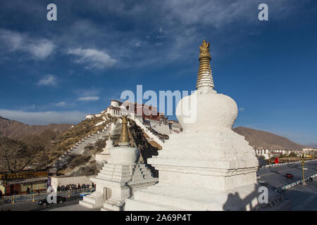 Il Pardo Kaling chorten o stupa di fronte al palazzo del Potala, ex palazzo invernale del Dalai Lama a Lhasa, in Tibet. Un sito Patrimonio Mondiale dell'UNESCO. Foto Stock