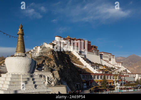 Il Pardo Kaling chorten o stupa di fronte al palazzo del Potala, ex palazzo invernale del Dalai Lama a Lhasa, in Tibet. Un sito Patrimonio Mondiale dell'UNESCO. Foto Stock