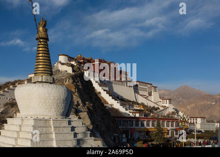 Il Pardo Kaling chorten o stupa di fronte al palazzo del Potala a Lhasa, in Tibet. Un sito Patrimonio Mondiale dell'UNESCO. Foto Stock