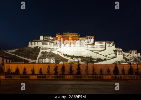 Il palazzo del Potala, l'ex palazzo d'inverno del Dalai Lama fino al 1959, illuminata anche di notte a Lhasa, in Tibet. Un sito Patrimonio Mondiale dell'UNESCO. Foto Stock