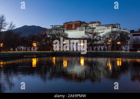 Riflessioni del Potala al crepuscolo serale a Lhasa, in Tibet. Ex palazzo d'inverno del Dalai Lama e ora un sito Patrimonio Mondiale dell'UNESCO. Foto Stock