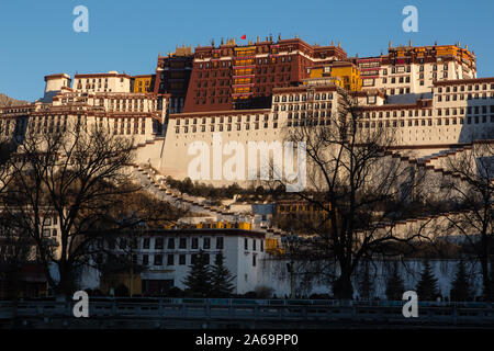 Il palazzo del Potala alla prima luce su un inverno mattina a Lhasa, in Tibet. Precedentemente noto come il palazzo d'inverno del Dalai Lama. Un sito Patrimonio Mondiale dell'UNESCO. Foto Stock