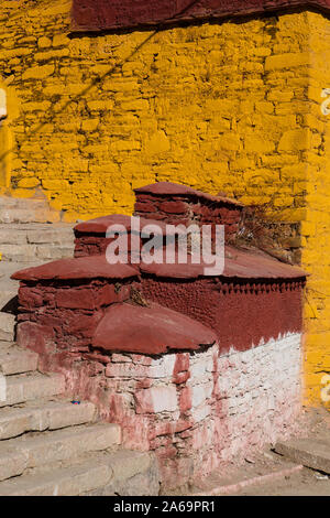 Colorfully dipinte dettagli architettonici al Ganden monastero buddista su Wangbur montagna vicino a Lhasa, in Tibet. Foto Stock