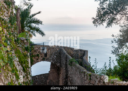 Ravello, un villaggio splendido e località turistica sulla famosa Costiera Amalfitana. Vista della strada pedonale che scende verso il mare e Amalfi. Foto Stock