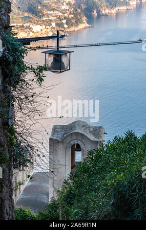 Ravello, sulla Costiera Amalfitana. Strada pedonale che scende verso il mare e Amalfi, con dettaglio della chiesa di Santa Maria delle Grazie". Foto Stock