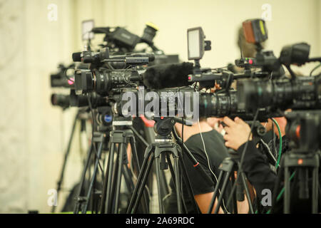 La profondità di campo di una immagine con televisione video telecamere e apparecchiature di registrazione durante un evento stampa Foto Stock