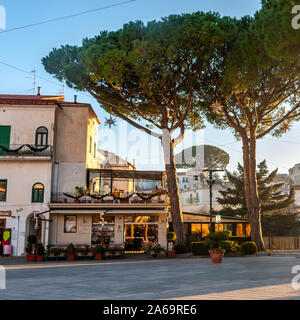 Ravello, un villaggio splendido e località turistica sulla famosa Costiera Amalfitana, con il golfo di Napoli dietro e vicino Amalfi, Sorrento e Pompei. Foto Stock