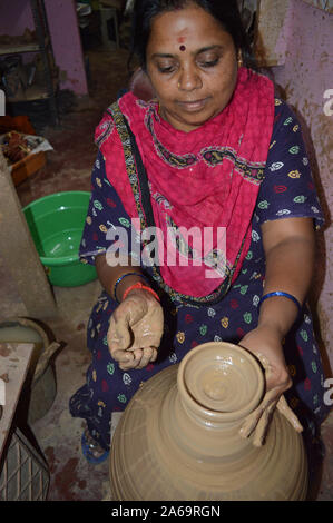 Bangalore, India. 24 ott 2019. Un indiano potter fa una lampada di terracotta per Diwali, la festa indù delle luci, a Bangalore, India, 24 ottobre, 2019. Diwali è il festival indù di luci che si celebra in tutto il paese. Credito: Stringer/Xinhua/Alamy Live News Foto Stock