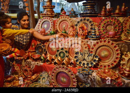 Bangalore, India. 24 ott 2019. Colorate lampade in terracotta sono esposti per la vendita ad una pressione di stallo sul ciglio della strada a Bangalore, India, 24 ottobre, 2019. Diwali è il festival indù di luci che si celebra in tutto il paese. Credito: Stringer/Xinhua/Alamy Live News Foto Stock