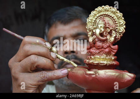 Bangalore, India. 24 ott 2019. Un indiano colori potter una lampada di terracotta per Diwali, la festa indù delle luci, a Bangalore, India, 24 ottobre, 2019. Diwali è il festival indù di luci che si celebra in tutto il paese. Credito: Stringer/Xinhua/Alamy Live News Foto Stock