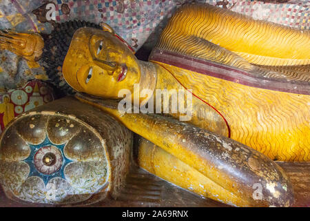 Buddha reclinato, Dambulla tempio nella grotta, provincia centrale, Sri Lanka Foto Stock