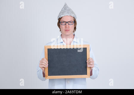 Giovane medico con carta stagnola hat holding di Blackboard Foto Stock