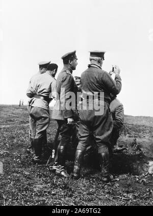 La guerra in Russia - General Hugh Scott, un membro della Commissione di root, visita con soldati russi sul Fronte Orientale ca. 1917 Foto Stock