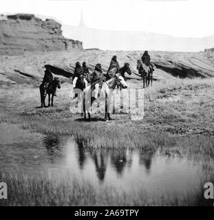 Edward S. Curits nativi indiani americani - Sei Navajo a cavallo, acqua in primo piano ca. 1904 Foto Stock