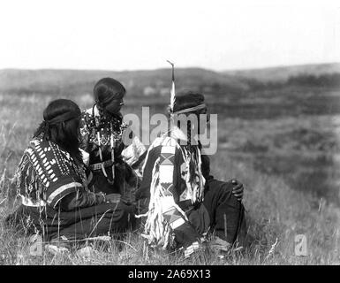 Edward S. Curtis nativi indiani americani - che si affaccia sul camp--Piegan indiani ca. 1910 Foto Stock