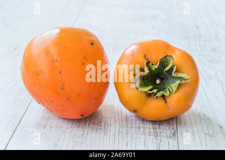 Freschi maturi frutti Persimmon pronto a mangiare. Alimenti biologici. Foto Stock