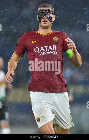 Roma, Italia. 25 ott 2019. Europa League terzo turno Roma v Borussia Monchengladbach. Stadio Olimpico di Roma (Italia), Ottobre 24th, 2019 edin Dzeko Credit: Indipendente Agenzia fotografica/Alamy Live News Foto Stock